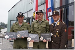 Leopold Ecker und Reinhard Rathmayr (FF Engelhartszell) mit LBD-Stv. Dr. Wolfgang Kronsteiner